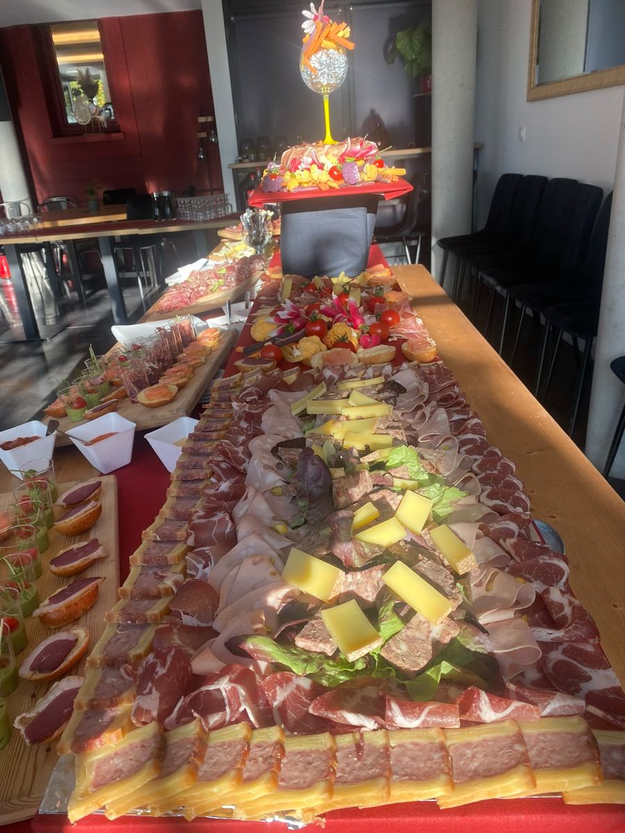 Buffet dressé en salle